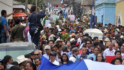 Hondureños portan una bandera de honduras en el sepelio de la defensora de derechos humanos y del ambiente Berta Cáceres  en la ciudad de La Esperanza (Honduras).