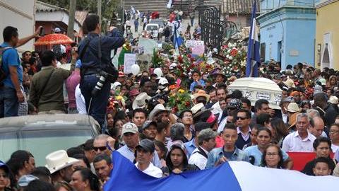 Hondureños portan una bandera de honduras en el sepelio de la defensora de derechos humanos y del ambiente Berta Cáceres  en la ciudad de La Esperanza (Honduras).