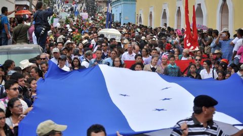 Hondureños portan una bandera de honduras en el sepelio de la defensora de derechos humanos y del ambiente Berta Cáceres  en la ciudad de La Esperanza (Honduras).