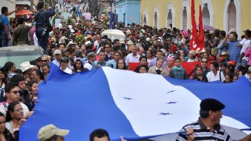 Hondureños portan una bandera de honduras en el sepelio de la defensora de derechos humanos y del ambiente Berta Cáceres  en la ciudad de La Esperanza (Honduras).