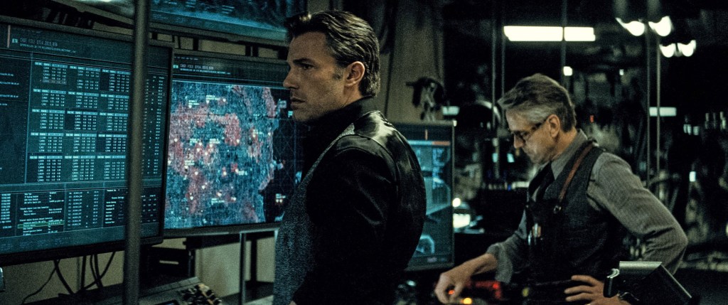 Ben Affleck es Bruce Wayne y Jeremy Irons su fiel sirviente Alfred en el filme que se estrena el jueves.