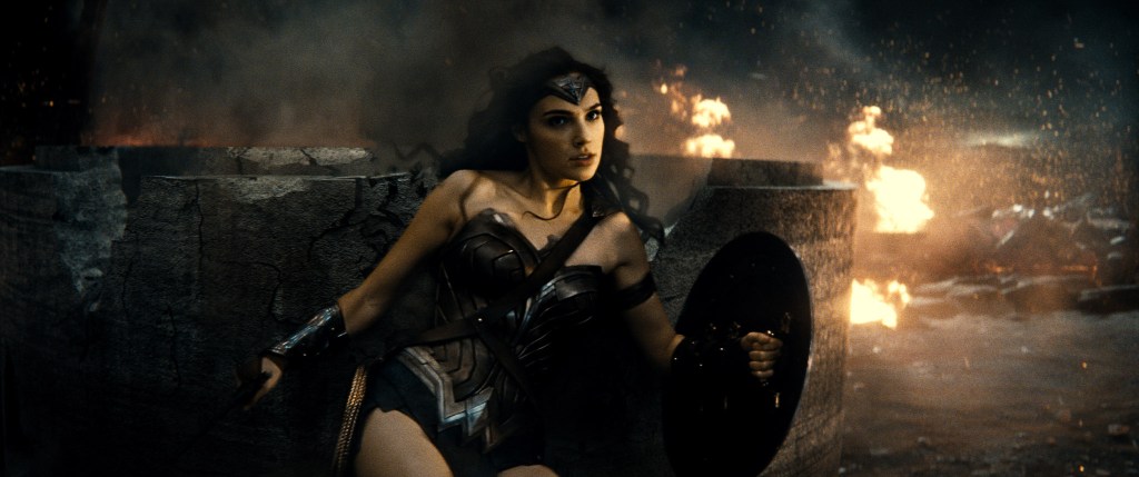 Gal Gadot debuta como Wonder Woman en la cinta.