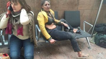 Dos mujeres heridas en ataques en el aeropuerto de Zaventem en Bruselas, el 22 de marzo.