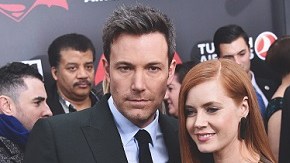 Los planes de los actores Ben Affleck y Amy Adams así como la cantante Mariah Carey han sido alterados por los ataques terroristas en Bruselas.