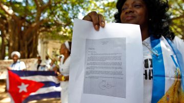 La integrante del grupo opositor al gobierno cubano "Damas de Blanco", Berta Soler, muestra la  carta de  Obama.