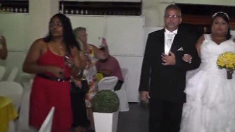 La novia no se esperaba tan peculiar bienvenida.