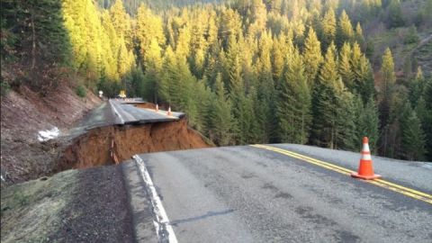 Un puente de la Carretera 3 en el norte de California se derrumbó.
