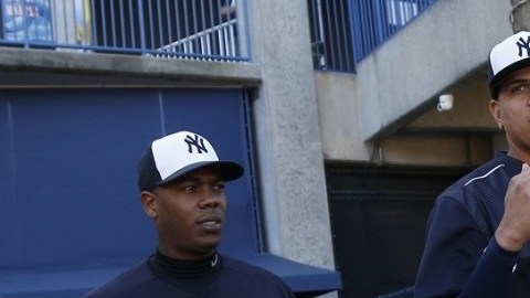 Aroldis Chapman (izq.) empezará a cumplir su sanción el 4 de abril.