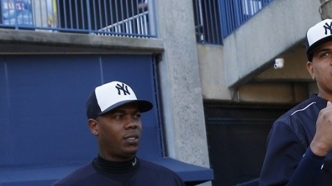 Aroldis Chapman (izq.) empezará a cumplir su sanción el 4 de abril.