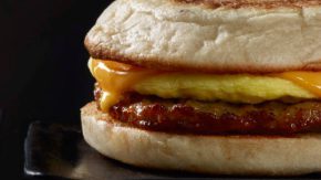 La contaminación con Listeria está vinculada a un lote de sándwiches de salchicha, huevo y queso cheddar.