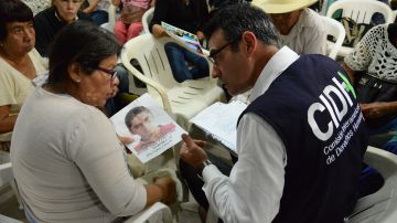 CIDH con familiares de desaparecidos unidos en Los Otros Desaparecidos de Iguala, tomando testimonio.