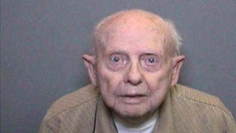 Kenneth Leroy Collins, de 96 años, enfrenta hasta 60 años en prisión por los cargos.