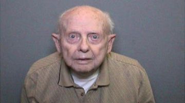 Kenneth Leroy Collins, de 96 años, enfrenta hasta 60 años en prisión por los cargos.