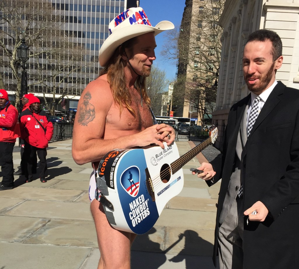 El Naked Cowboy, quien trabaja en Times Square, también acudió al Concejo.