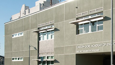 La Academia de estudios ambientales Carson-Gore, del LAUSD, se encuentra en las inmediaciones de los pozos en cuestión.