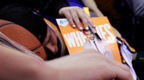 Tremendo susto el que se llevó Curry, al ver cómo varios fans caían desde la grada.