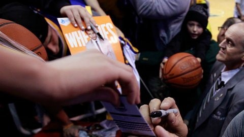 Tremendo susto el que se llevó Curry, al ver cómo varios fans caían desde la grada.