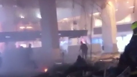 El espacio quedó cubierto en llamas y humo.