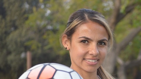 Además de ser una gran futbolista, Desiree es comunicadora y estilista.