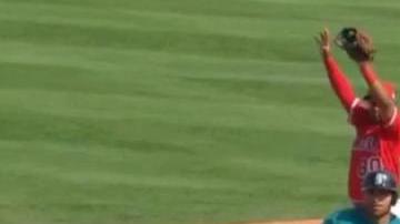 ¿Confusión, estrategia? La jugada culminó en un doble play para los Angels.