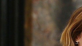 El blanqueamiento de la piel de la actriz Emma Watson en un anuncio de cosméticos desató críticas en las redes sociales.