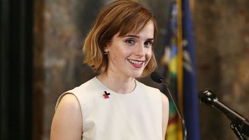 El blanqueamiento de la piel de la actriz Emma Watson en un anuncio de cosméticos desató críticas en las redes sociales.