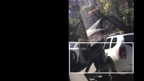 Agresión a automovilista desata indignación en México.