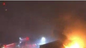 Un incendio en el sur de Los Ángeles tiñó el cielo de gris a temprana hora del lunes.