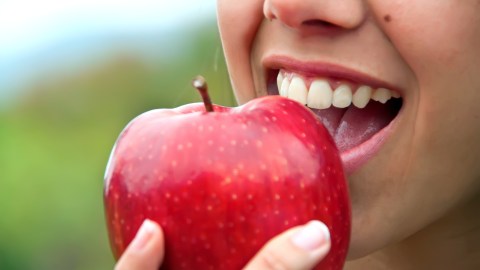 La manzana y el apio son buenos alimentos para la salud bucodental.