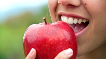 La manzana y el apio son buenos alimentos para la salud bucodental.
