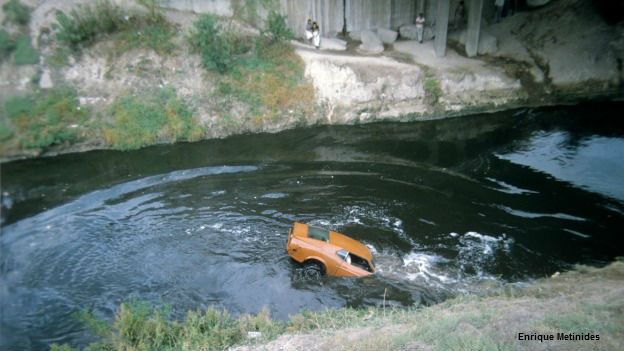 Muchas veces Metinides fue el primer fotógrafo en llegar a los accidentes.