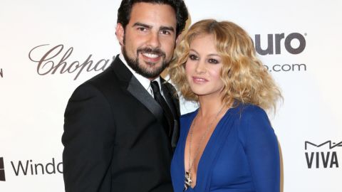 La pareja se conoció en la segunda edición del concurso La Voz México, cuando ella trabajaba como coach del equipo en el que él concursaba.