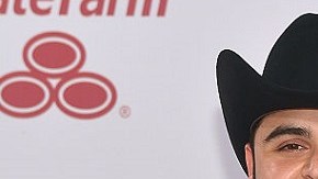 El cantante grupero Gerardo Ortiz no quiere que le pregunten de la violencia pero sus acciones laborales provocan todo lo contrario.