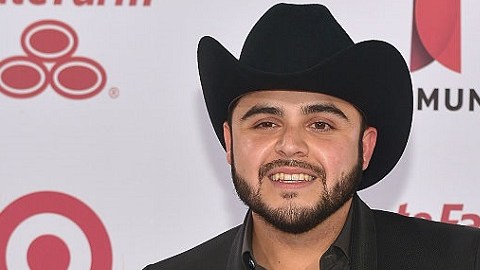El cantante grupero Gerardo Ortiz no quiere que le pregunten de la violencia pero sus acciones laborales provocan todo lo contrario.