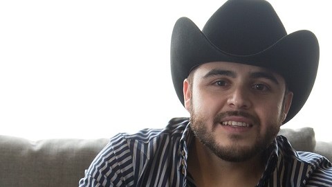 Gerardo Ortiz, de 26 años, es más conocido por cantar narcocorridos que él mismo compone.