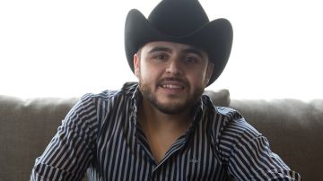 Gerardo Ortiz, de 26 años, es más conocido por cantar narcocorridos que él mismo compone.