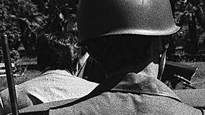 Soldados argentinos registran a un civil en un retén en Buenos Aires en 1977.