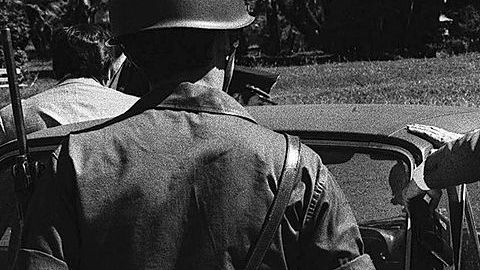 Soldados argentinos registran a un civil en un retén en Buenos Aires en 1977.