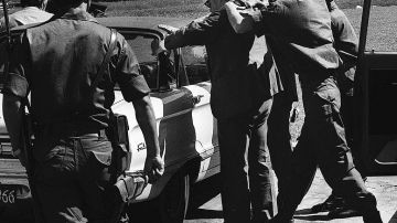 Soldados argentinos registran a un civil en un retén en Buenos Aires en 1977.