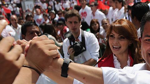 Enrique Peña Nieto, candidato presidencial por el PRI, saluda a sus partidarios en su reunión de la campaña final el 24 de junio de 2012 en la Ciudad de México, México.