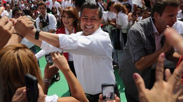 Enrique Peña Nieto, candidato presidencial por el PRI, saluda a sus partidarios en su reunión de la campaña final el 24 de junio de 2012 en la Ciudad de México, México.