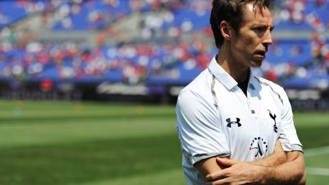 Steve Nash con una camiseta del Tottenham Hotspur F.C. de la Liga Premier.