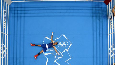 Robeisy Ramírez, de Cuba, celebra su título olímpico en Londres 2012. Con el inminente ingreso de boxeadores profesionales, esta imagen podría ser muy distinta.