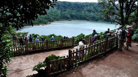 Turistas visita el Parque Nacional del Volcán Poas en Alajuela, Costa Rica.