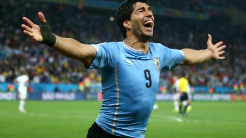 Luis Suárez festeja tras marcarle a Inglaterra en la Copa del Mundo de Brasil 2014.