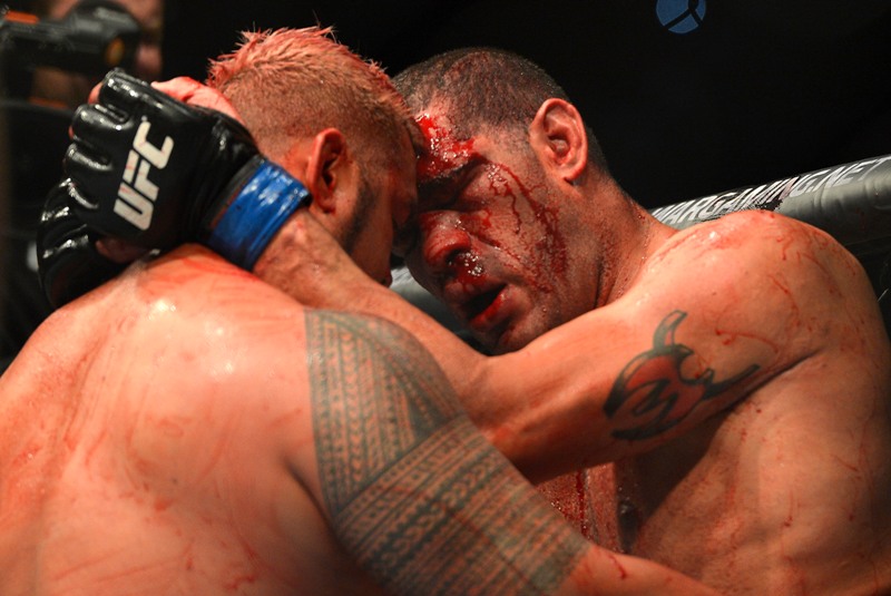Mark Hunt y Antonio 'Big Foot' Silva, cubiertos en sangre durante una función de la UFC en Brisbane, Australia en 2013.