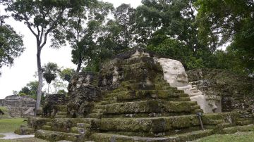 El Templo de las Máscaras en el sitio arqueológico Uaxactún, municipio Uaxactún, departamento de Petén, unos 570 km al norte de Ciudad de Guatemala, en la frontera con México y Belice.