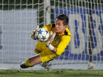 Raúl Gudiño se perfila como el heredero a largo plazo del arco de la selección mexicana.