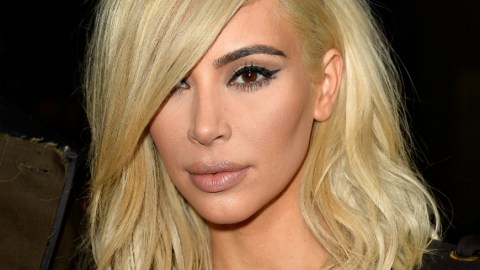 No es la primera vez que Kim Kardashian enseña sus exuberantes curvas pero en esta ocasión la foto deja muy poco a la imaginación.