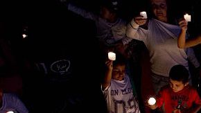La gente enciende velas durante la Hora de la Tierra en Plaza Jardin en Cali, Colombia.LUIS ROBAYO/AFP